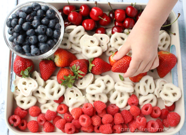 Easy-Flag-Fruit-Dessert-Family-Fresh-Meals-2-600x437  