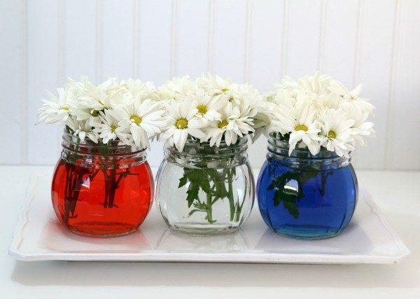 red-white-and-blue-table-decor-1-600x427  