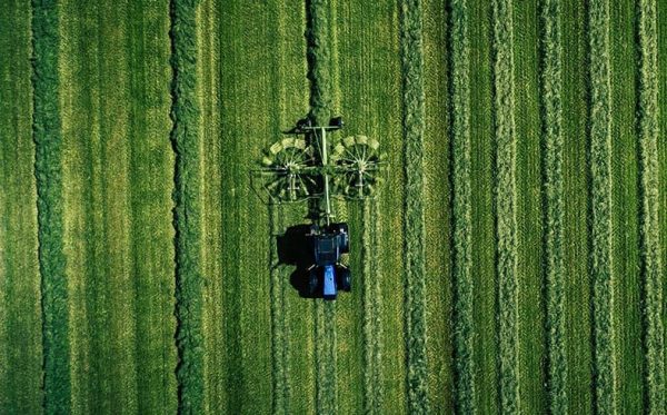 tractor-in-field_shutterstock_1035161584-600x373  